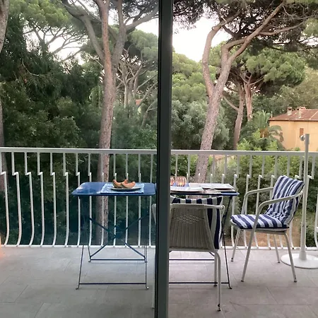 Dans Un Parc Prive A Apartment